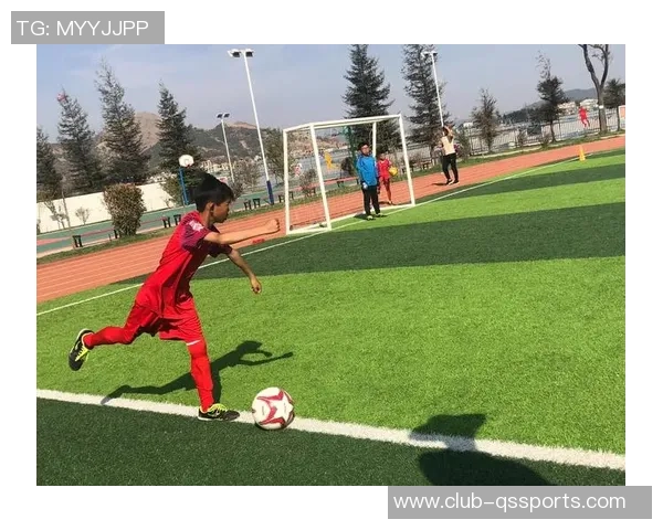 足球发球技巧全解析图解助你轻松掌握发球要领与实战应用