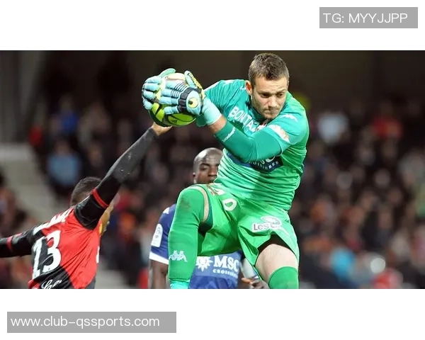 足球33号球员的传奇之路与背后不为人知的故事揭秘 足球33号球员的传奇之路与背后不为人知的故事揭秘