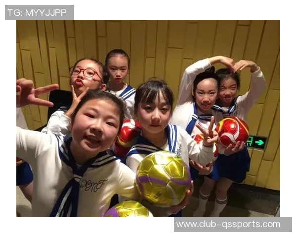 足球宝贝合影展现青春活力与团队精神的完美瞬间 足球宝贝合影展现青春活力与团队精神的完美瞬间