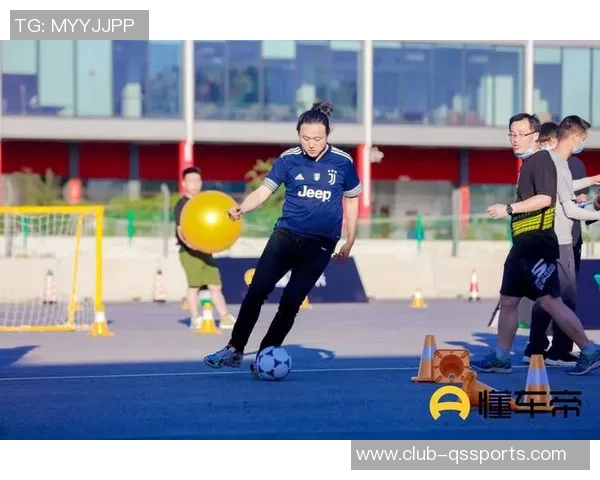 足球解说评论员的职业生涯与技巧探讨如何提升解说水平与观众互动